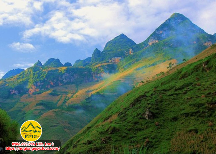 Núi Cấm Sơn - Nơi săn mây lý tưởng trong tour du lịch Hà Giang
